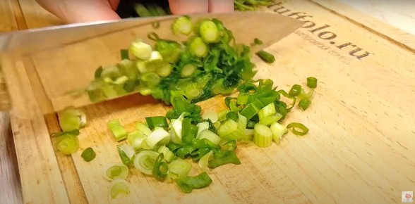 Необычные лепешки с зеленью: простой рецепт для гурманов