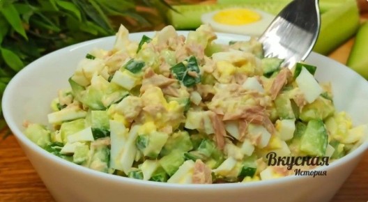 Легкий салат за 5 минут с тунцом и яйцом