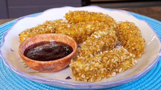 Нежные сырные палочки и ягодный соус: идеальное сочетание для угощения гостей