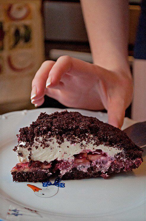 Непередаваемая Деликатесность: Шоколадный торт с фруктами и сливками