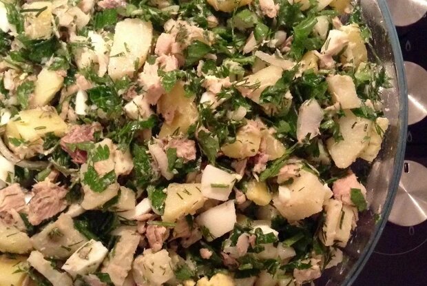 Нежный картофельный салат с тунцом для быстрого обеда