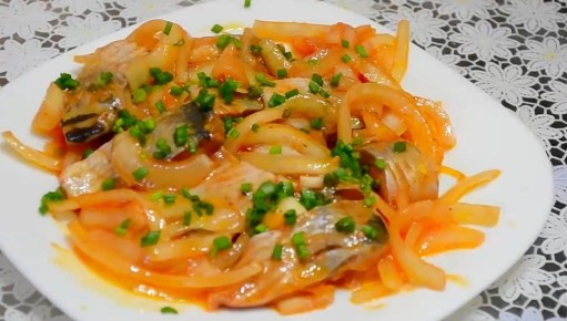 Невероятная закуска: селёдка с луком в пикантной заливке