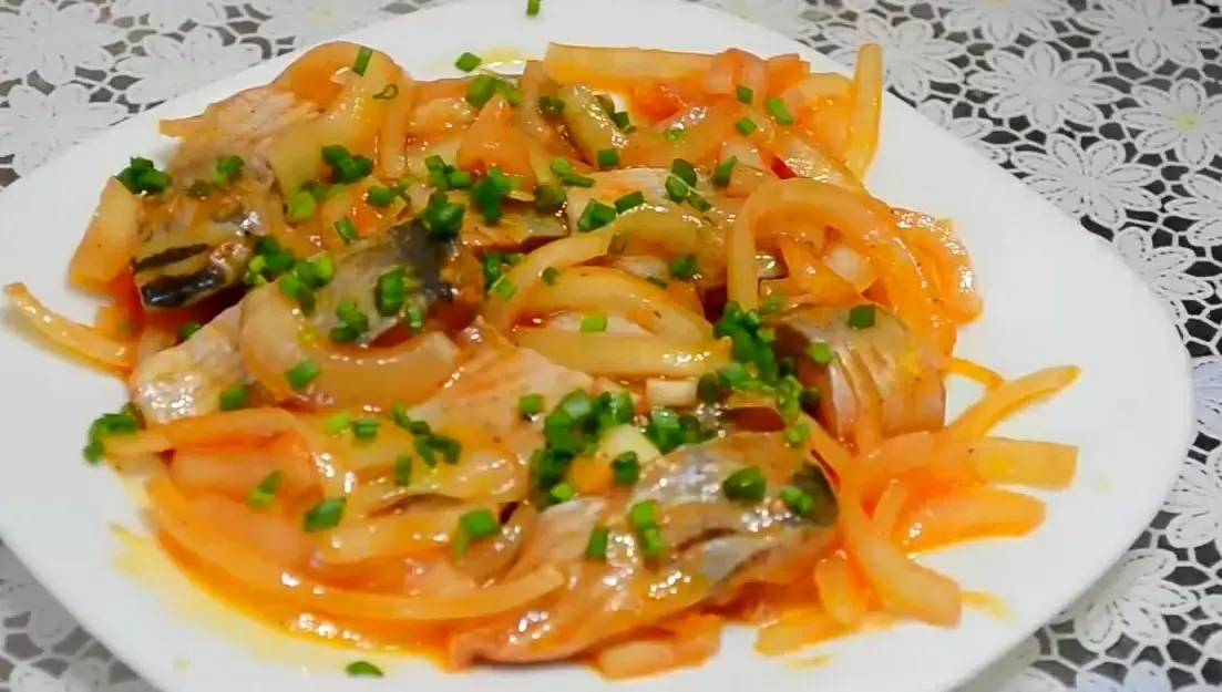 Невероятная закуска: селёдка с луком в пикантной заливке