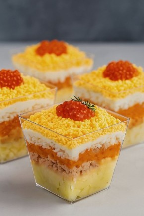 Новый взгляд на любимый салат: Мимоза в порционных вариантах