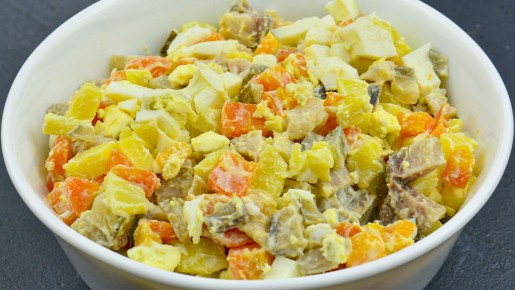 Необычный салат с селедкой: яркий альтернативный подход к классике