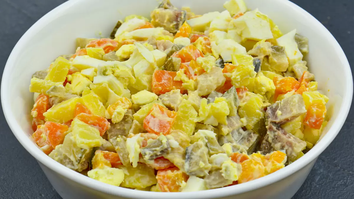 Необычный салат с селедкой: яркий альтернативный подход к классике