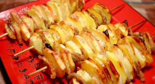 Восхитительный картофель в фольге с сырно-чесночным соусом