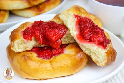 Булочки с клубникой: летнее лакомство для всей семьи