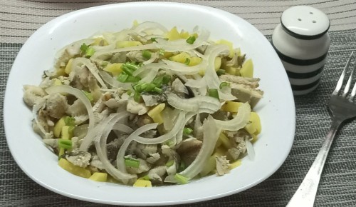 Картофельный салат с рыбой: легкий ужин за полчаса