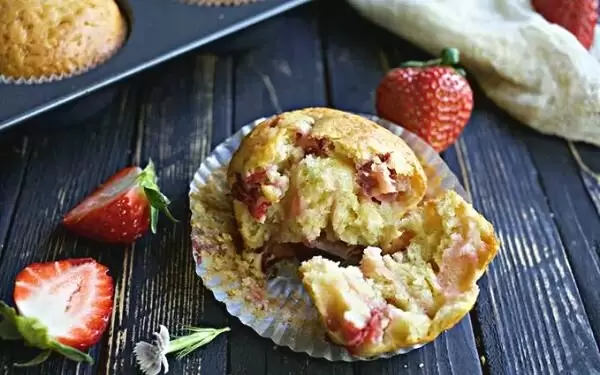 В сезон клубники пора готовить оригинальные десерты