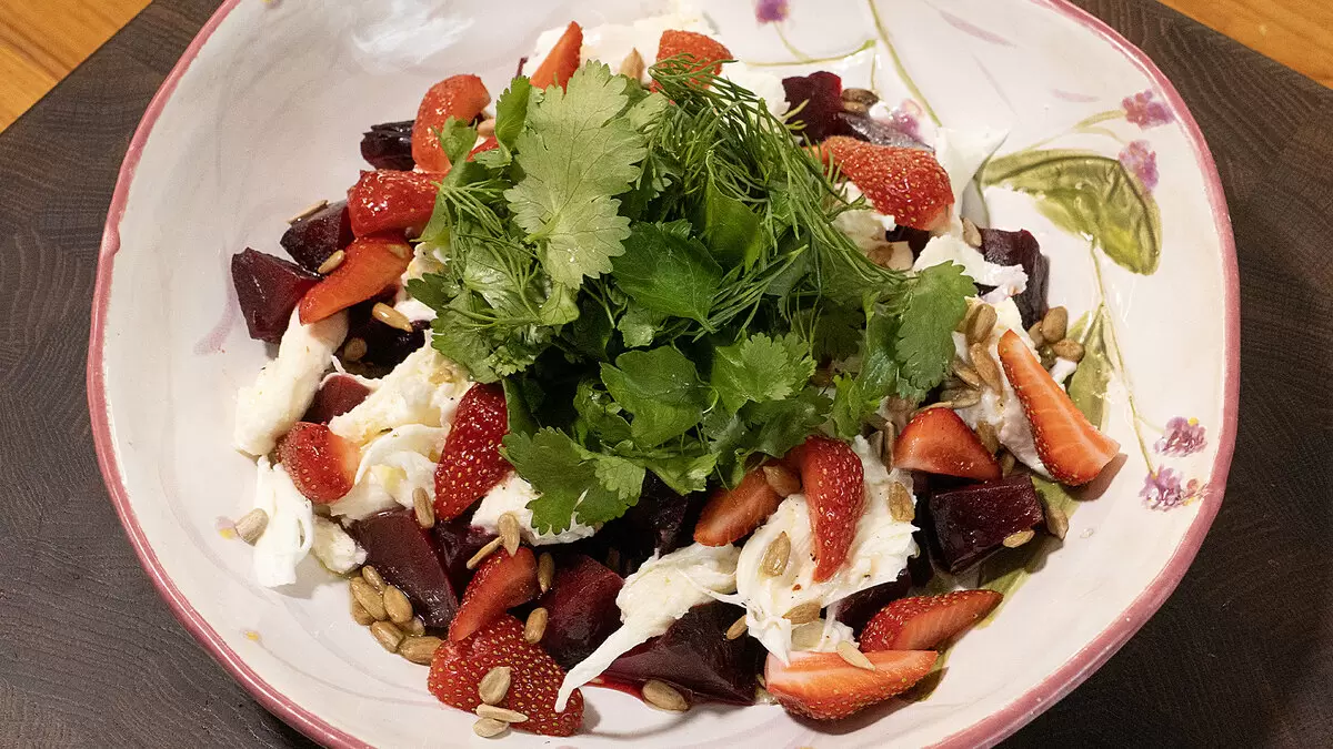 Новый взгляд на летний салат: свекла и клубника в гармонии вкусов