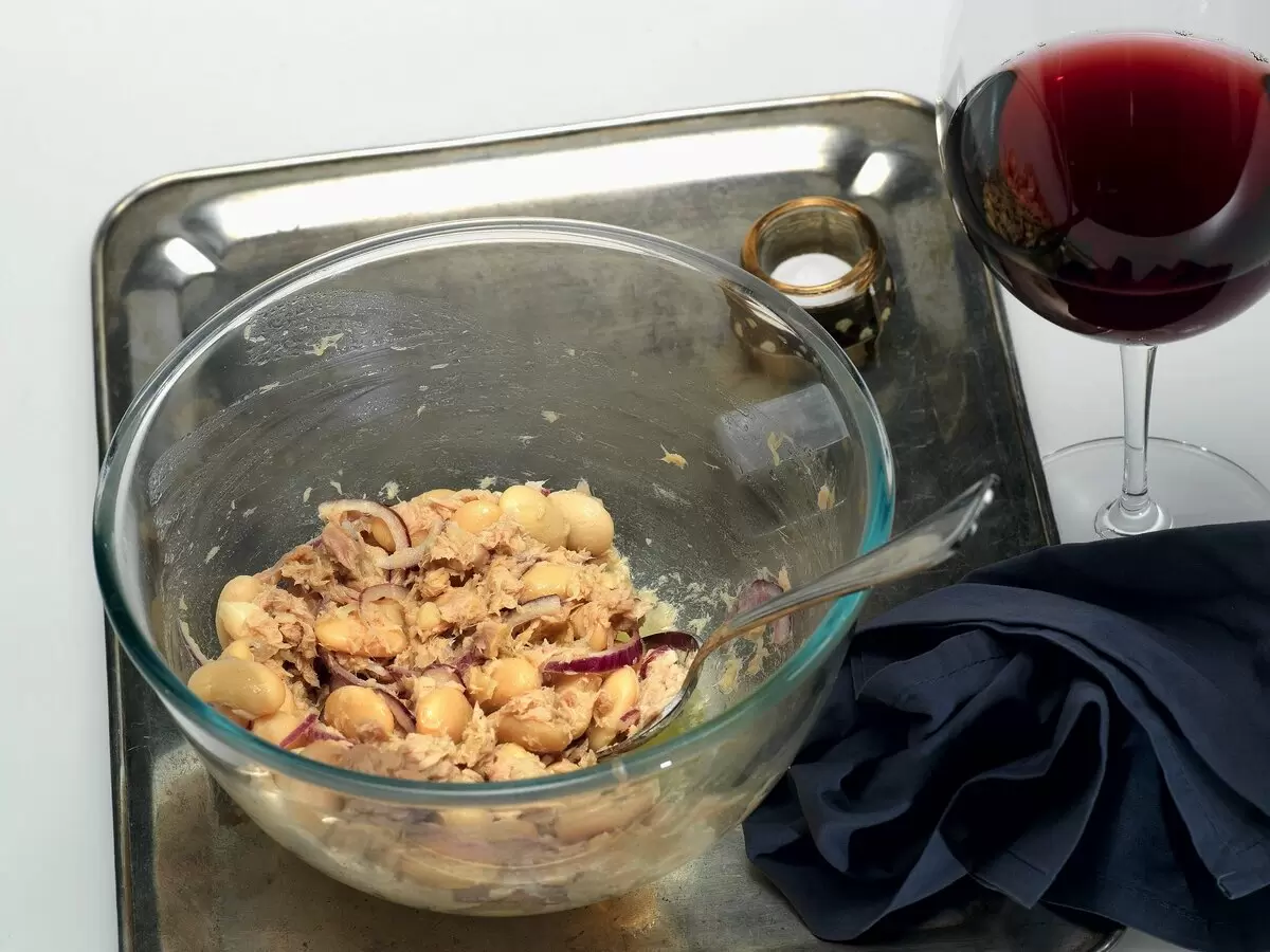 Вкусный салат из фасоли и тунца за 4 минуты