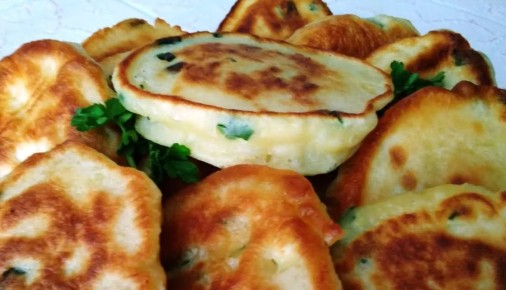 Нежные оладушки на кефире: быстрое и вкусное решение для обеда