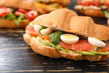 Круассан с авокадо и лососем: идеальная закуска на праздник