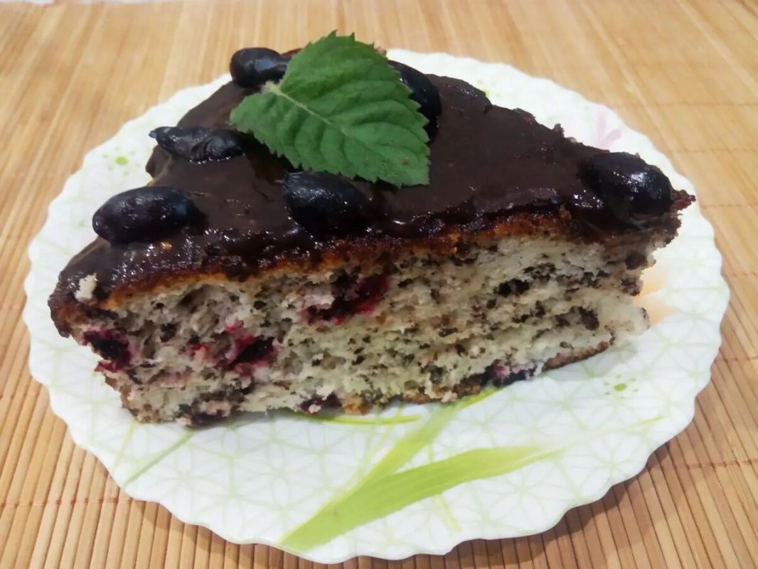 Шоколадный пирог с жимолостью: восхитительный десерт, который нужно попробовать