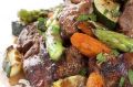 Нежный кролик с овощами, запечённый в красном вине