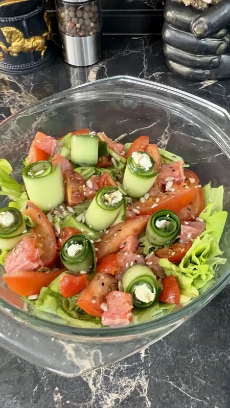Салат с красной рыбой и помидорами: легкое и вкусное решение для вашего стола
