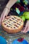 Творожный пирог с яблоками и вишней: классика домашней выпечки!