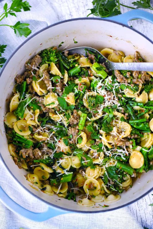 Удобный и вкусный ужин: паста орекьетте с фаршем и брокколи в одной кастрюле